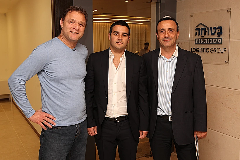 אירוע לוגיסטיק-מימין אילן שרקון, אורן קובי ואלי דריקס
