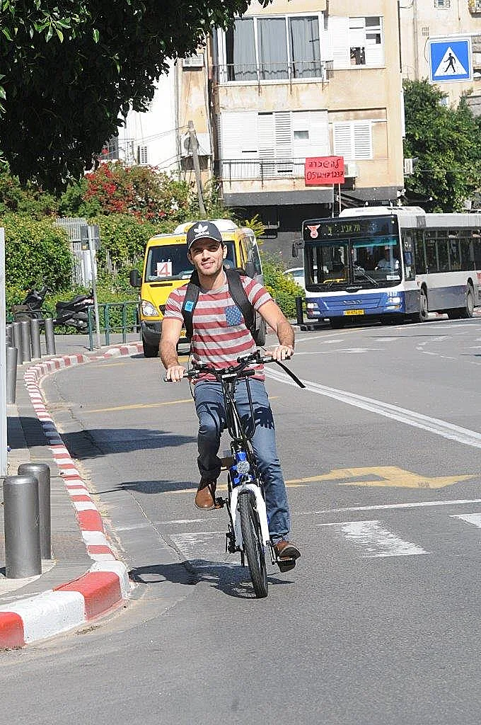 ישראל אטיאס על האופניים