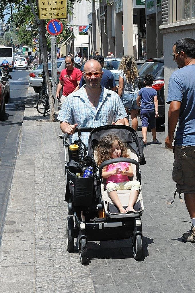 קובי אוז בטיול עם הילדה