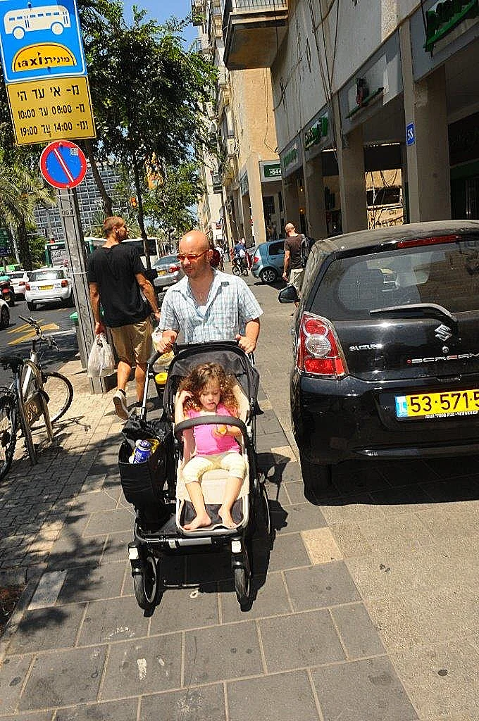 קובי אוז בטיול עם הילדה