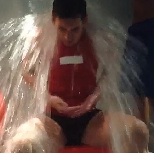 ליאו מסי עושה את אתגר דלי המים