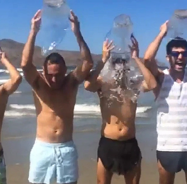 שלום מיכאלשווילי, ציון ברוך, אסי ישראלוף, עמוס תמם עושים את אתגר דלי המים