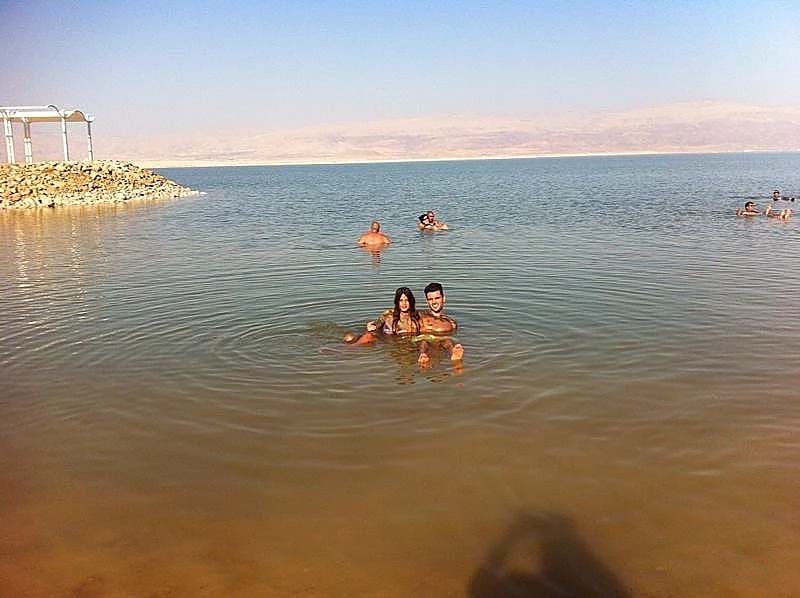 ישראל אטיאס והחברה נעמי חוגגים בים המלח