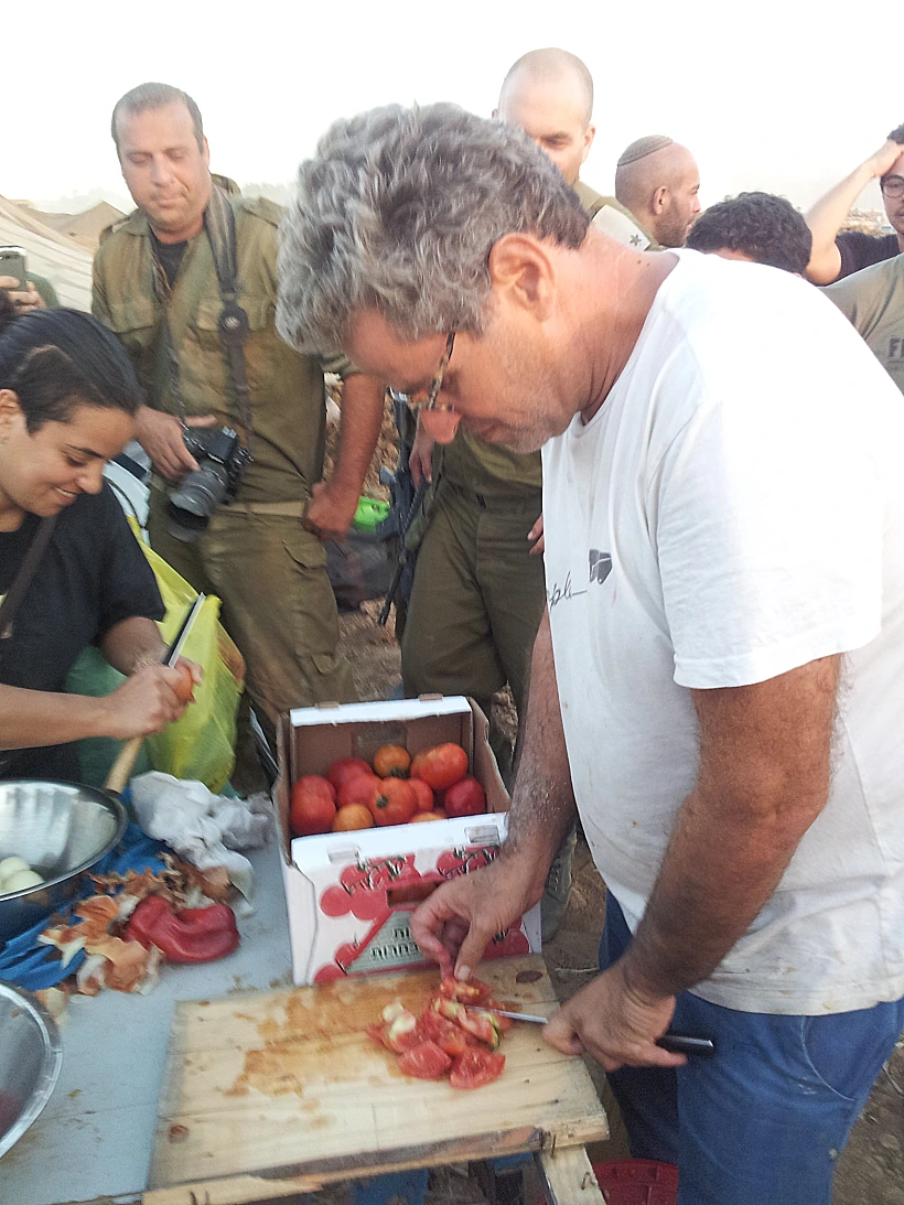 אייל שני מבשל לחיילים בדרום