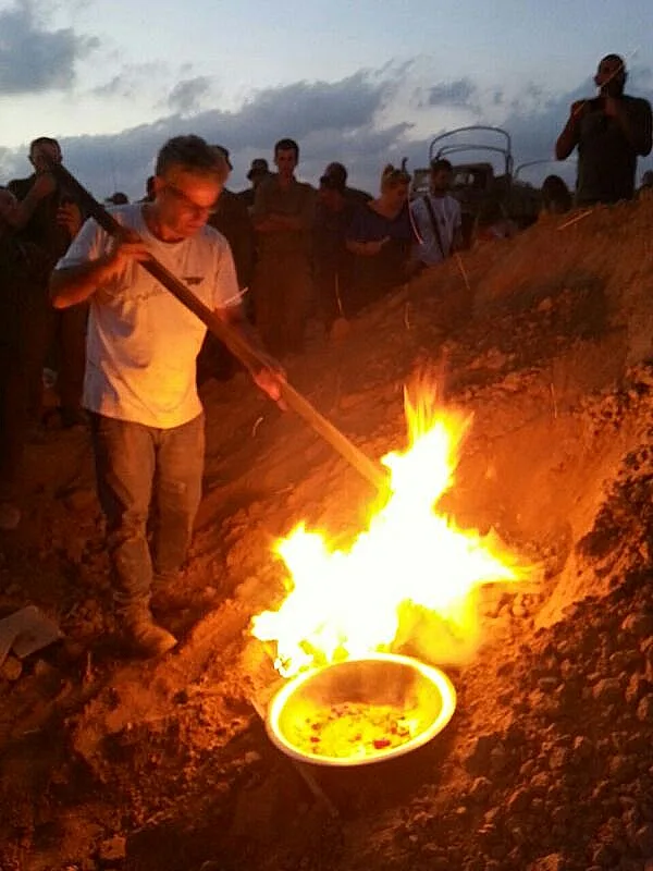 אייל שני מבשל לחיילים בדרום