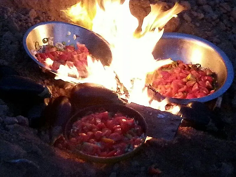 אייל שני מבשל לחיילים בדרום
