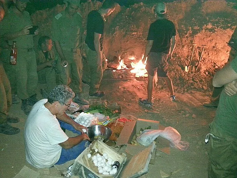 אייל שני מבשל לחיילים בדרום