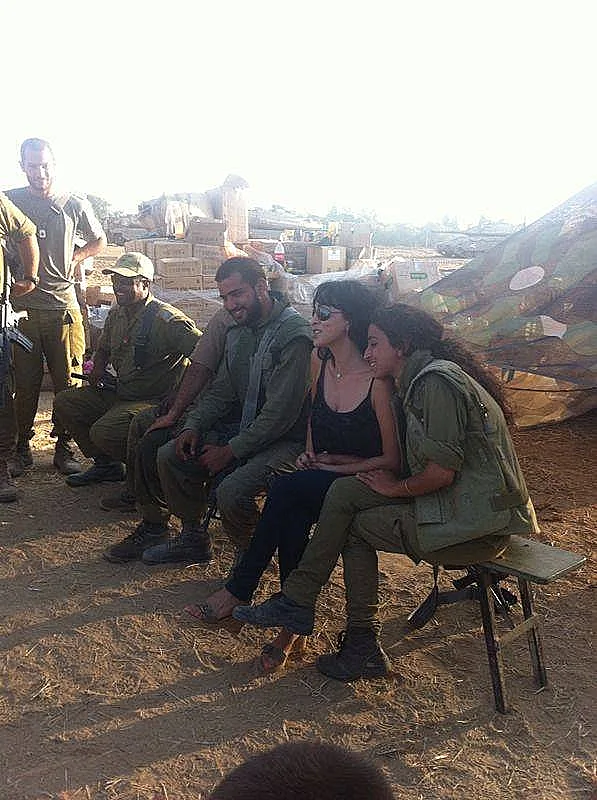 ריטה מבקרת חיילים בדרום