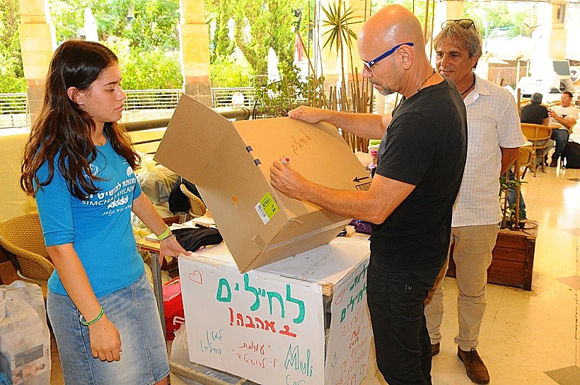 רמי קליינשטיין תורם לחיילים