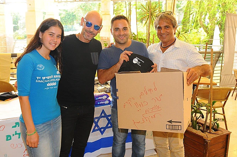 רמי קליינשטיין תורם לחיילים