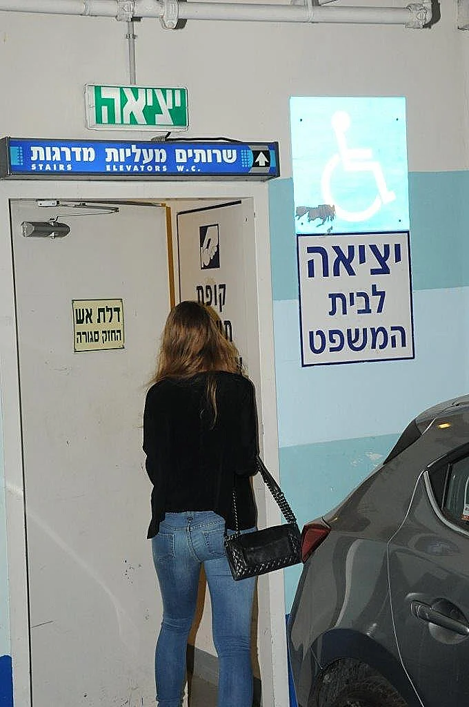 אסתי גינצבורג חונה ליד בית המשפט