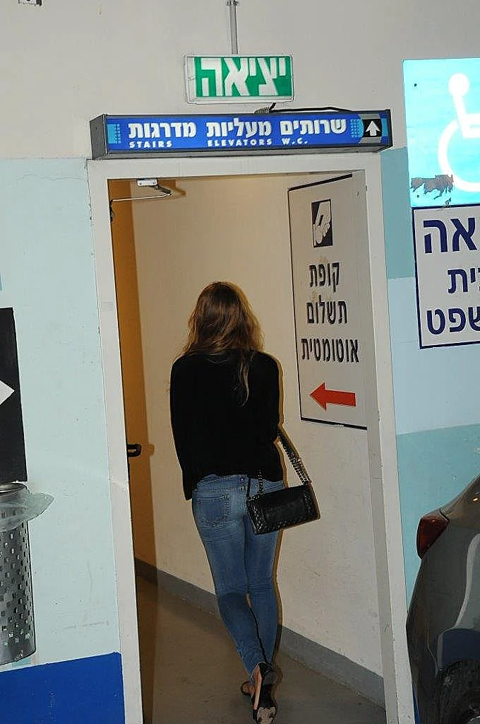 אסתי גינצבורג חונה ליד בית המשפט