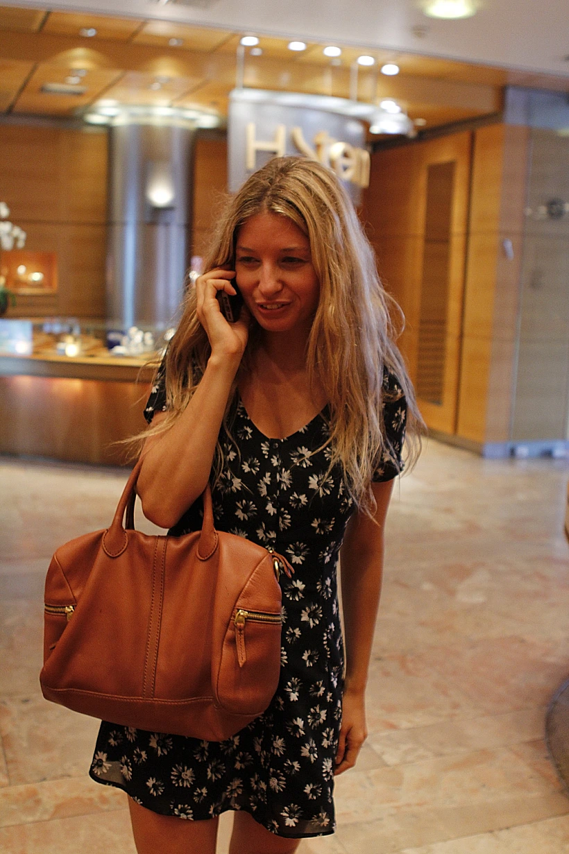 עדי הימלבלוי מגיעה לאסוף את התכשיטים לחתונה