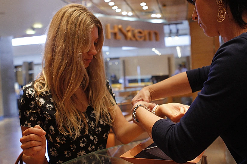 עדי הימלבלוי מגיעה לאסוף את התכשיטים לחתונה