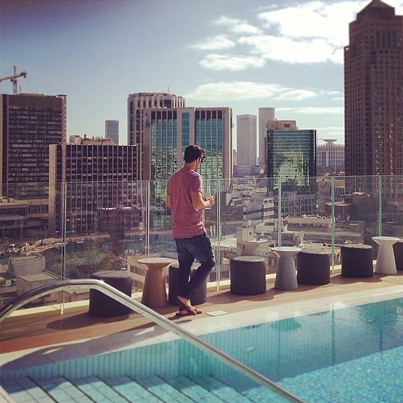עמוס תמם ב- HOTEL INDIGO TEL AVIV