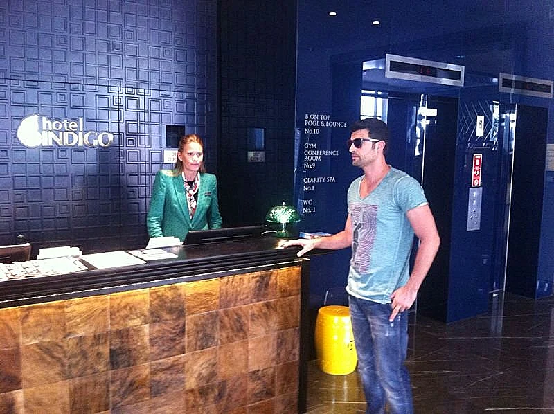 עמוס תמם ב- HOTEL INDIGO TEL AVIV