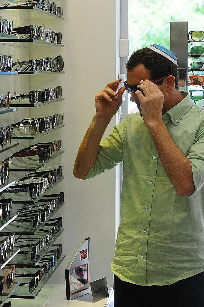 בני גולדשטיין קונה משקפיים