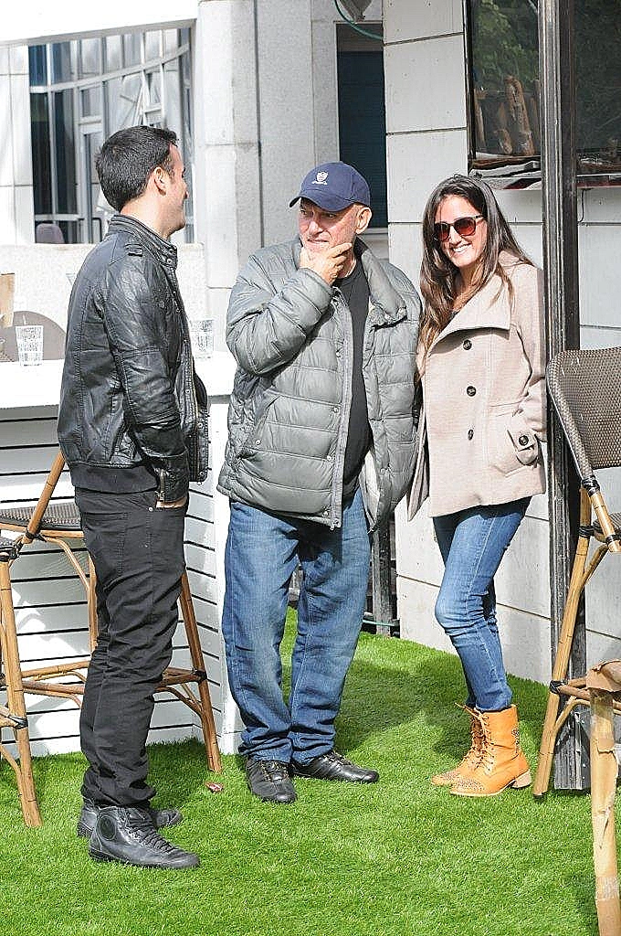 משפחת שבת אוכלת בפריים