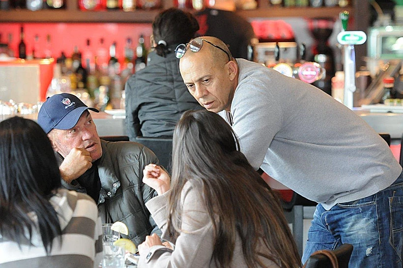 משפחת שבת אוכלת בפריים