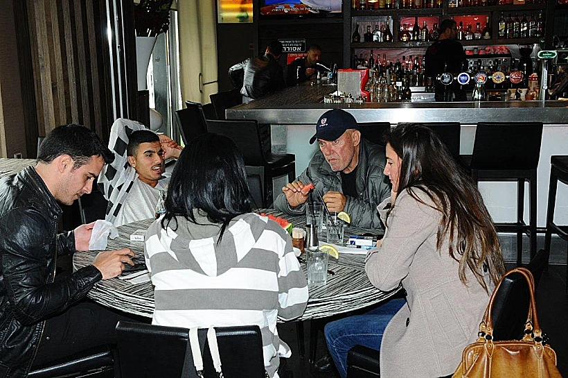 משפחת שבת אוכלת בפריים