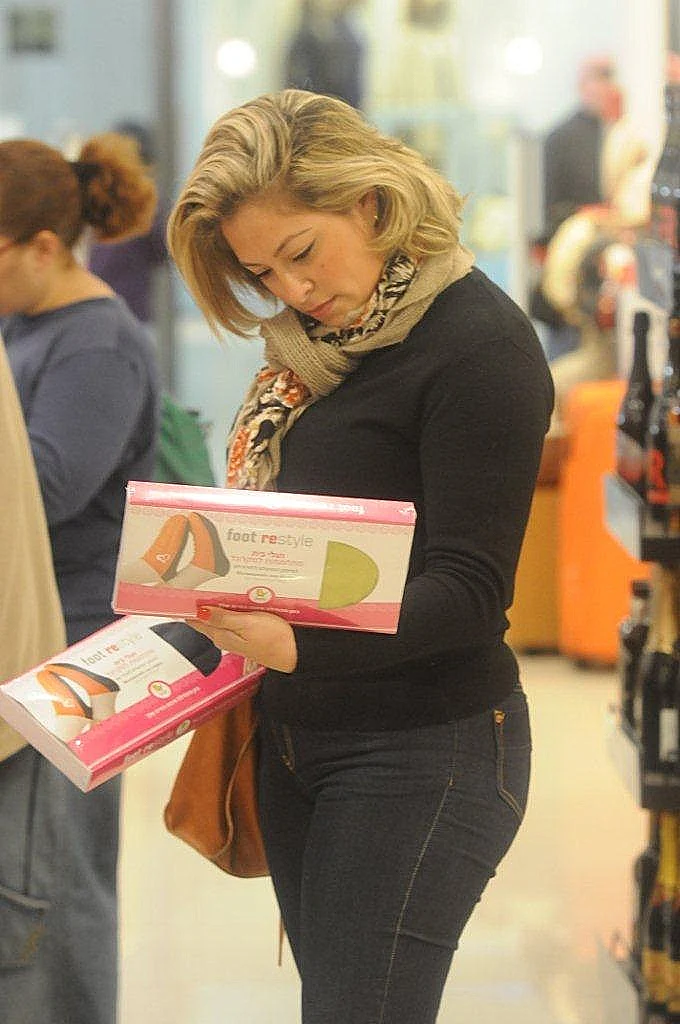 ליהיא גרינר קונה גרביים