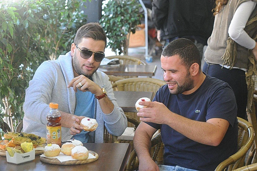 טום קשתי אוכל סופגניה