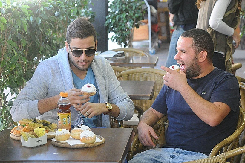 טום קשתי אוכל סופגניה