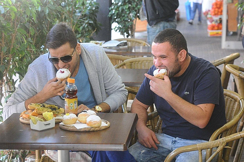 טום קשתי אוכל סופגניה