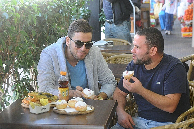 טום קשתי אוכל סופגניה