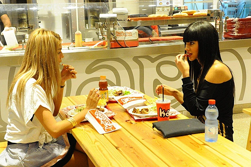 דלית זריהן אוכלת קבב