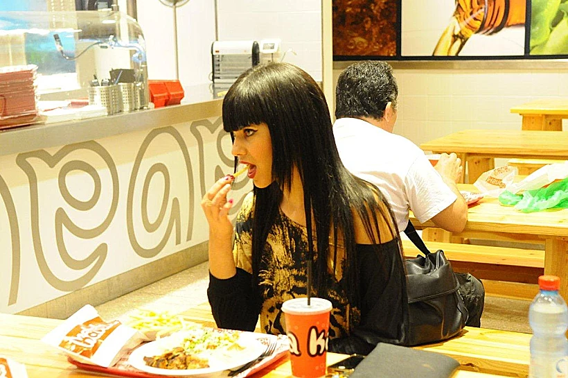 דלית זריהן אוכלת קבב