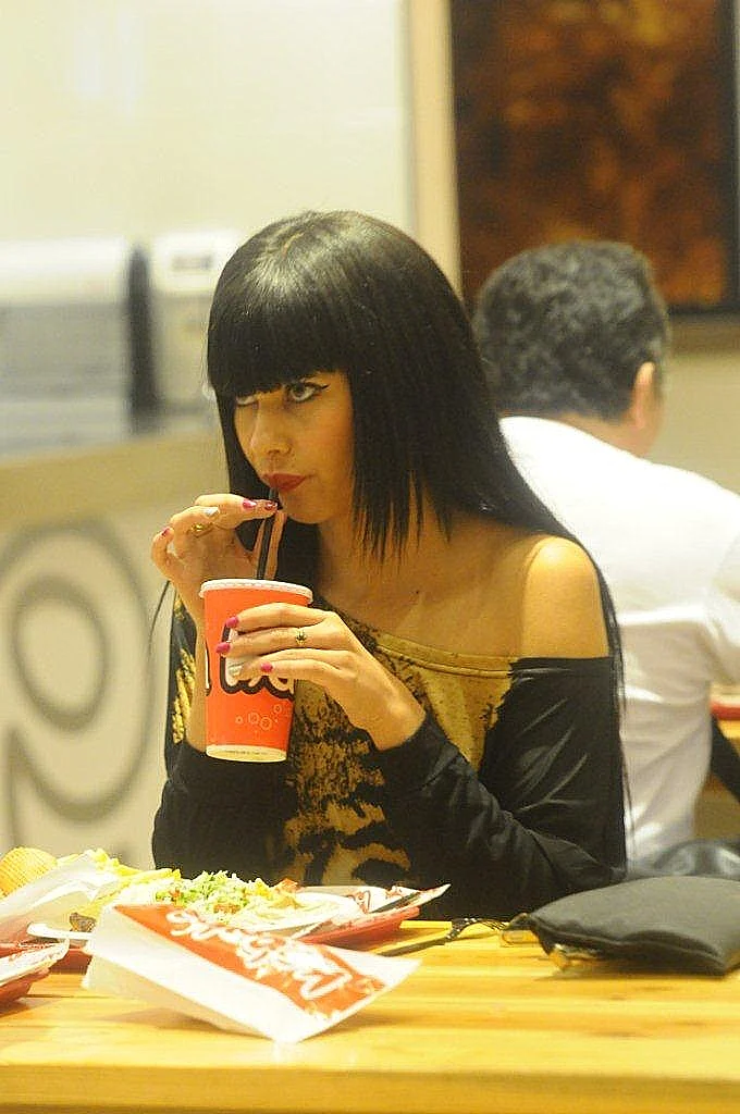 דלית זריהן אוכלת קבב