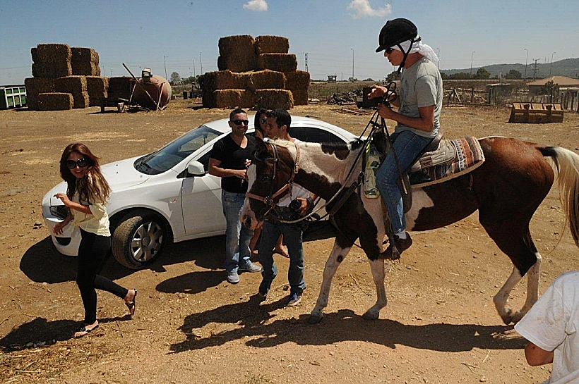 אביבית בר זוהר ואחותה