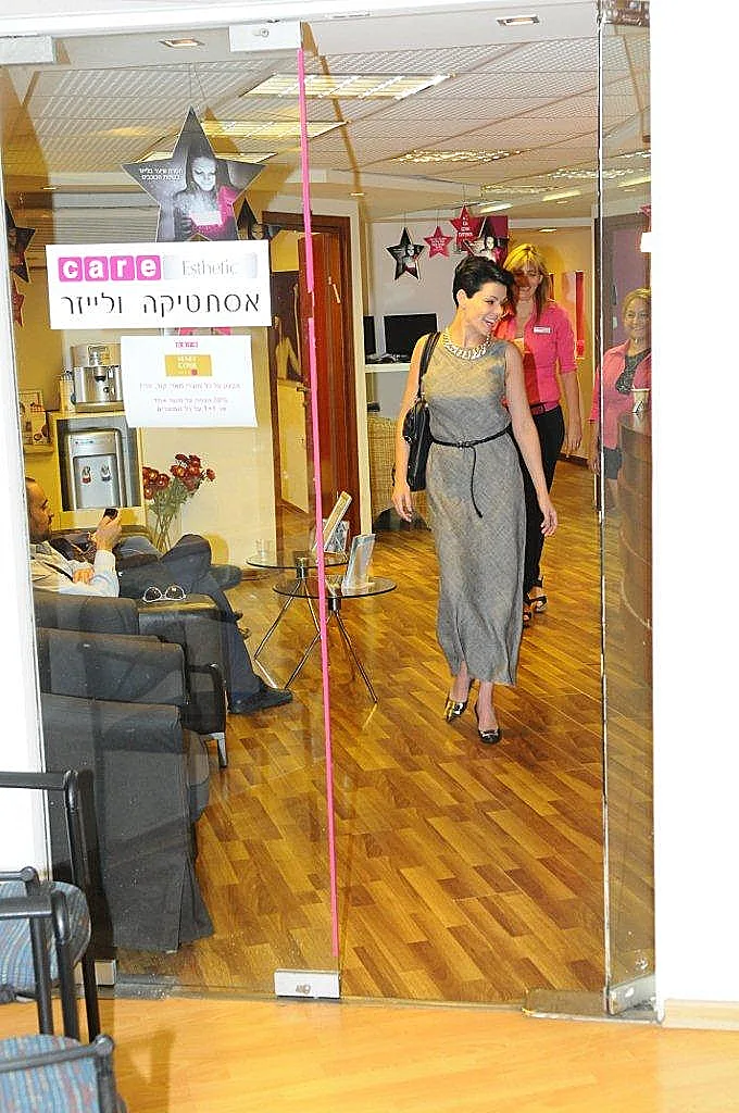 דנה רון מסירה שיער