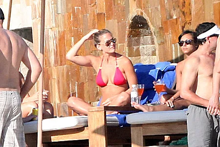 בר רפאלי מבלה עם לאונרדו דיקפריו בקאבו סאן לוקס, מקסיקו