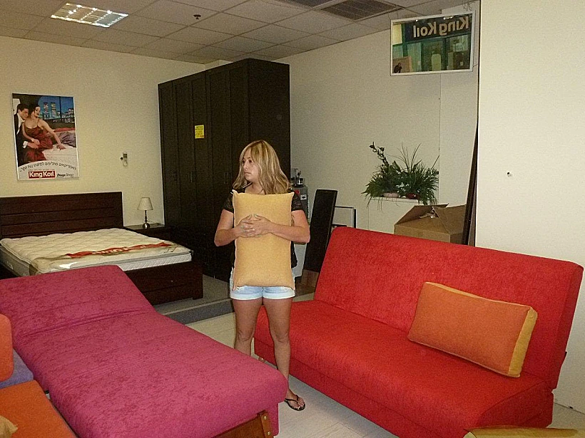 ליהיא גרינר קונה מיטה