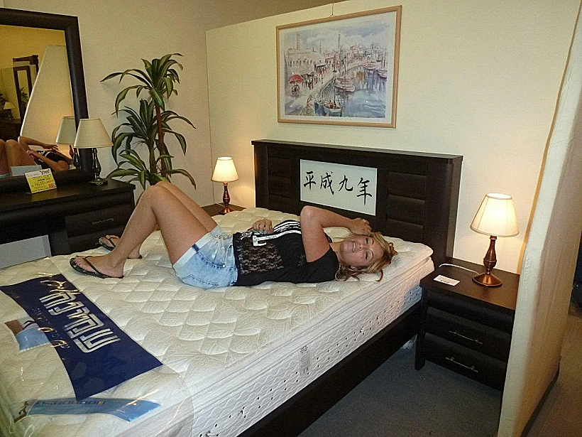 ליהיא גרינר קונה מיטה