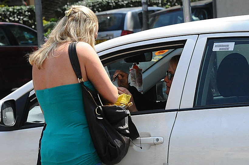 סופי קרבצקי קונה אוכל לכלב