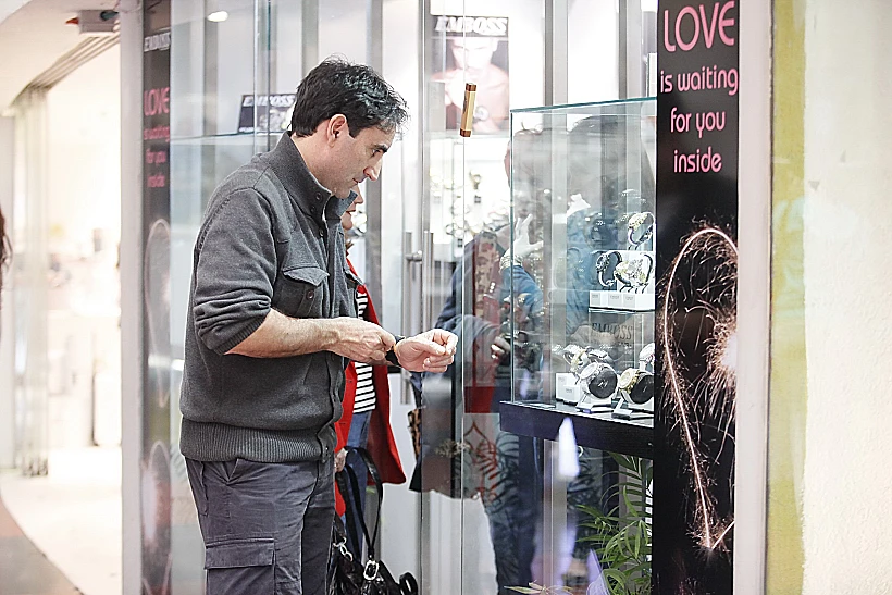 אלון ואורן הראל קונים שעון