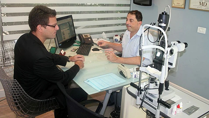 רז מאירמן עושה משקפיים