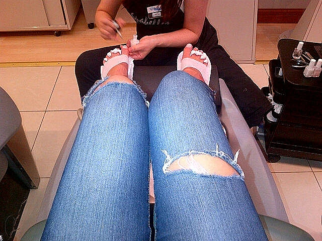 בר רפאלי עושה פדיקור