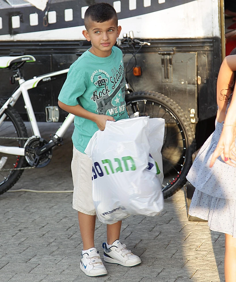 אייל גולן ובנו ליאם מצטלמים לדיאדורה