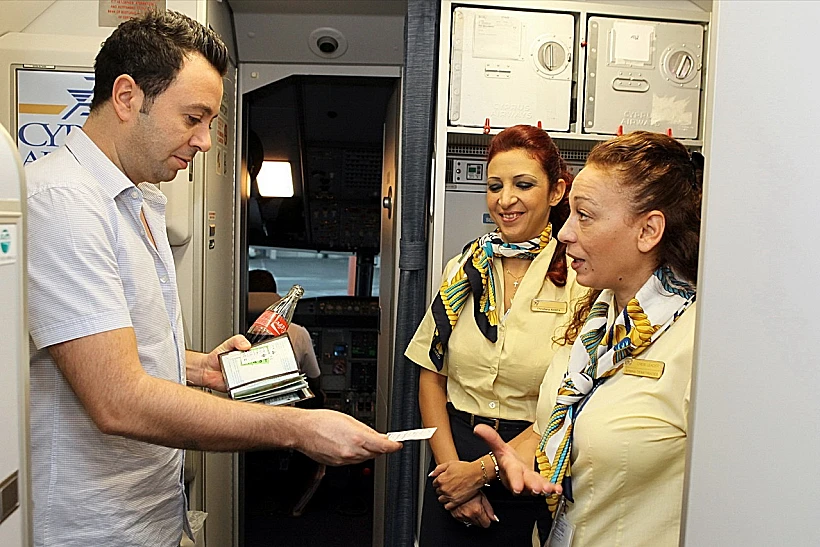 ליאור נרקיס ומיקי גבע בדרך להופעה בקפריסין