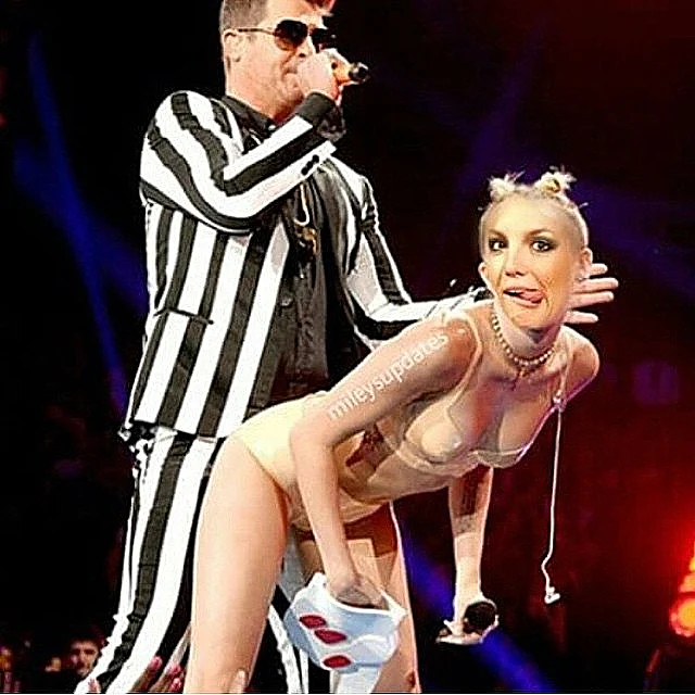 מיילי סיירוס עושה בריטני ספירס