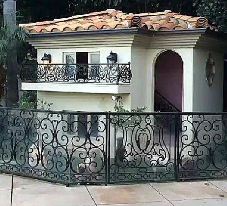 אחוזת הכלבים של פריס הילטון
