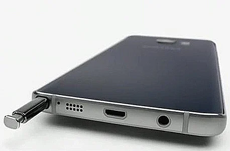 מימין: גלקסי S6 Edge Plus, נוט 5