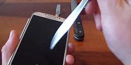 משתמש שבודק את עמידות המסך של גלקסי S4