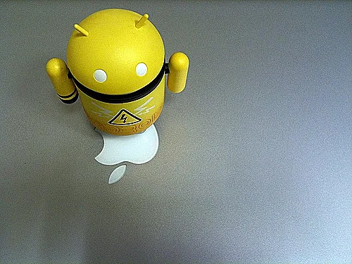 אנדרואיד דורך על אפל