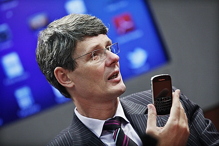 טורסטון היינס  אוחז בבלקברי