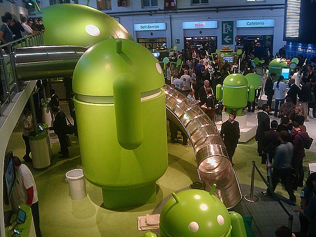 דמות של אנדרואיד עומד(ת) במהלך תערוכת הסלולר בברצלונה 2011